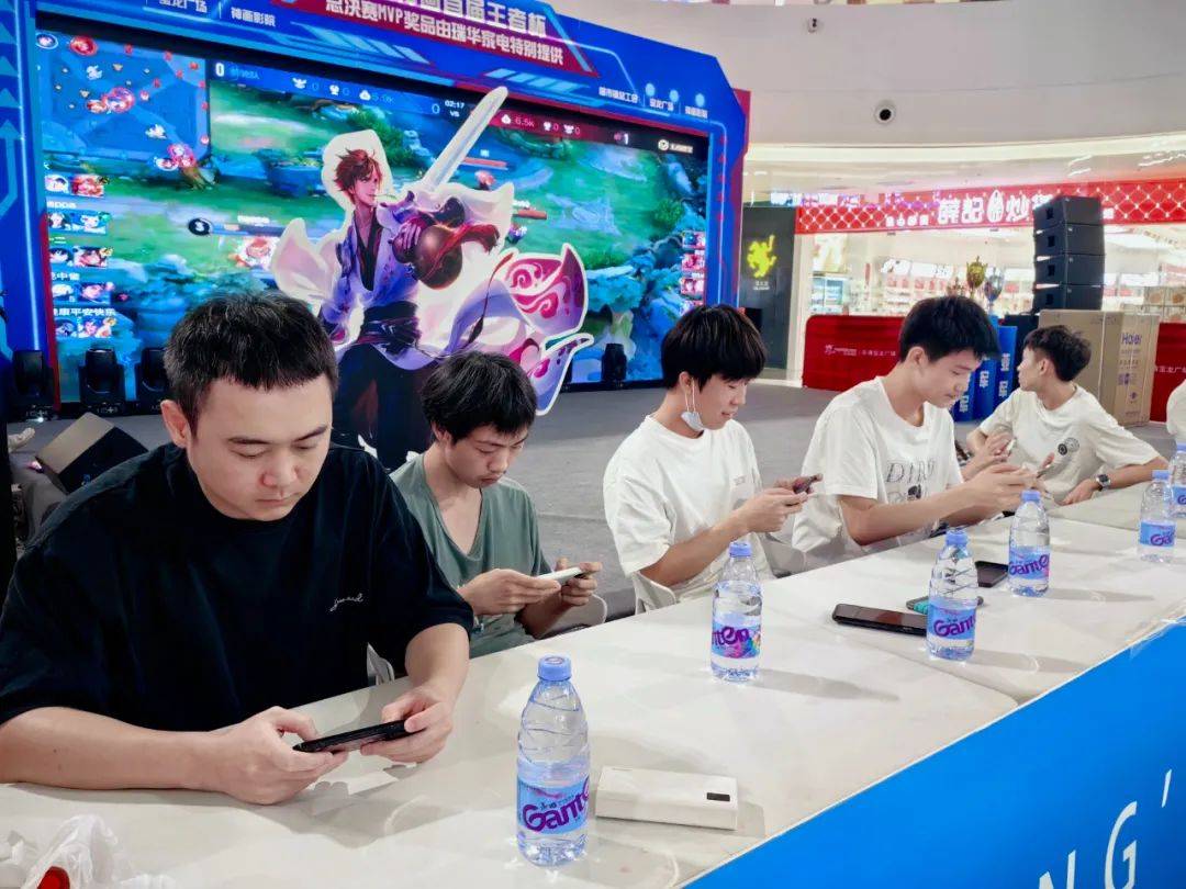 LPL 英雄 Mike Crazy： 新年快乐！ Bilibili Gaming 击溃， Invictus Gaming 团队战斗很精彩